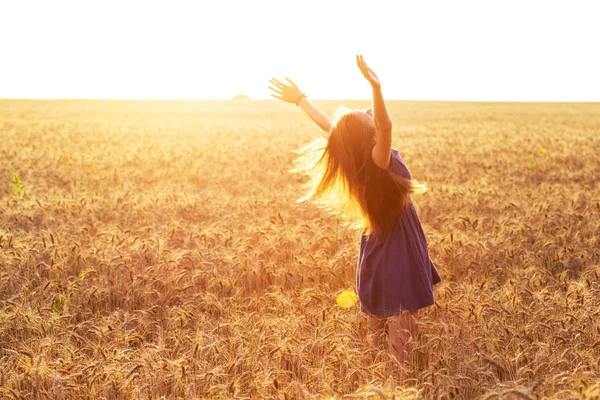 Menina no campo — Fotografia de Stock