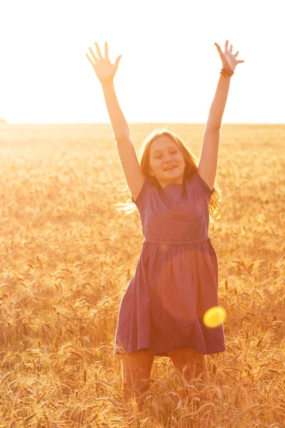 Girl at the field — Stock Photo, Image