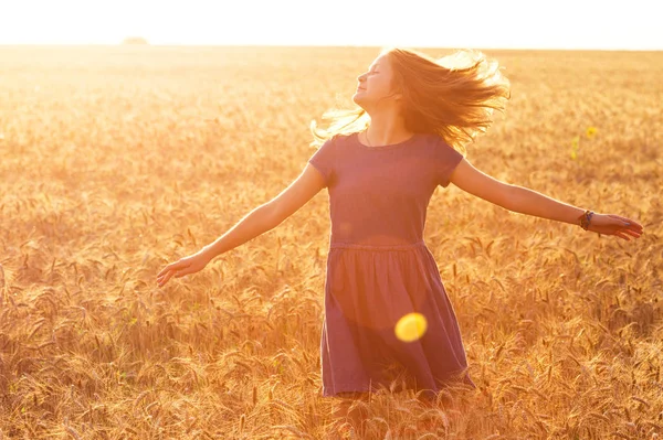 Menina no campo — Fotografia de Stock