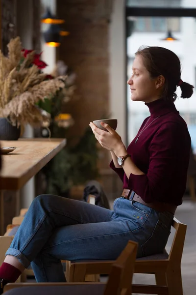 Дівчина сидить з чашкою кави — стокове фото