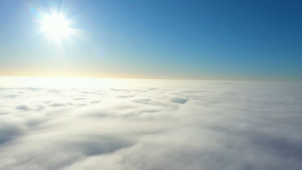 Stralende Zon Heldere Blauwe Lucht Tijdens Het Vliegen Boven Bewolkte — Stockvideo