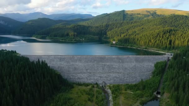 Wieczorne Jezioro Panorama Lotnicza Pięknymi Refleksami Sosnowym Wybrzeżem Lasu — Wideo stockowe