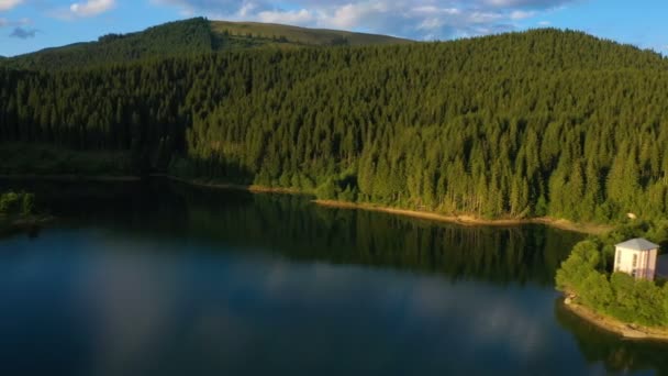 Panorama Aereo Sul Lago Serale Con Bellissimi Riflessi Pineta Costiera — Video Stock