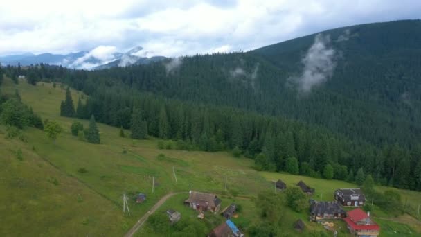 Abend Bergdorf Mit Wolken Luftpanorama Bedeckt Worochta Karpaten Ukraine — Stockvideo