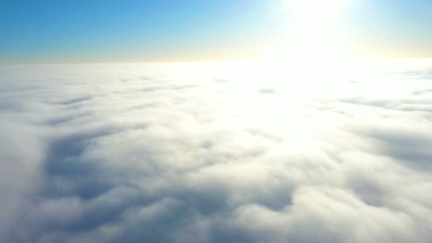 Parlayan Güneş Açık Mavi Gökyüzü Bulutların Üzerinde Uçarken — Stok video