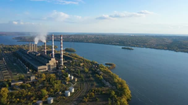 Vista Aérea Del Humo Las Tuberías Central Eléctrica Orillas Río — Vídeo de stock