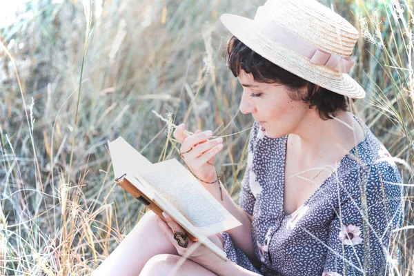 Meisje leest een boek — Stockfoto