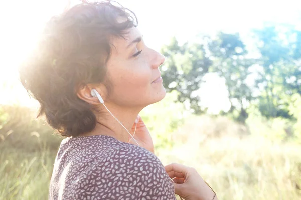 Chica en auriculares —  Fotos de Stock