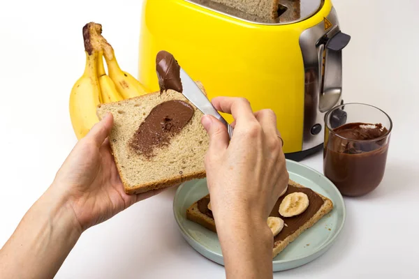 白色背景上的黄色烤面包机 — 图库照片
