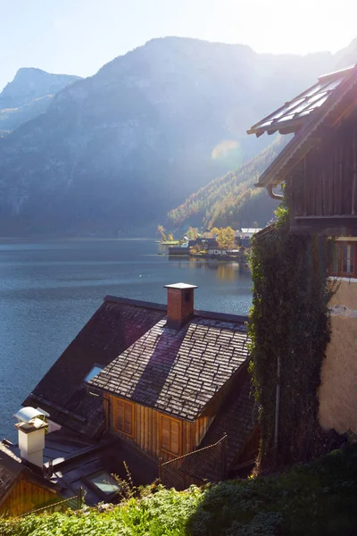 Gyönyörű kilátás nyílik az utcákra egy kis híres város Hallstatt — Stock Fotó