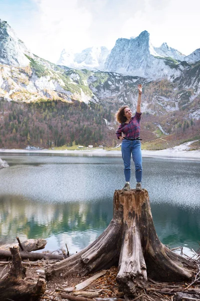 Krásná dívka sedící na pařezu — Stock fotografie