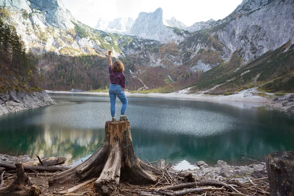 Krásná dívka sedící na pařezu — Stock fotografie