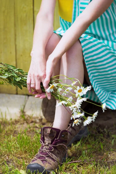 Mädchen mit einem Strauß Gänseblümchen — Stockfoto