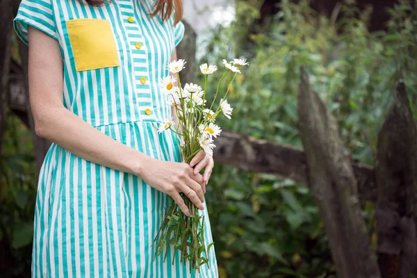 Dívka s kyticí sedmikrásek — Stock fotografie