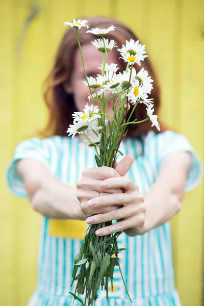 Ragazza con un mazzo di margherite — Foto Stock