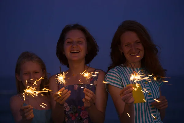 Niñas y luces de bengala —  Fotos de Stock