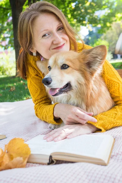 Chica y perro en un césped —  Fotos de Stock