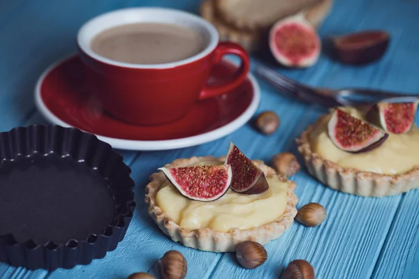 Tartlets with custard cream and figs — Stock Photo, Image