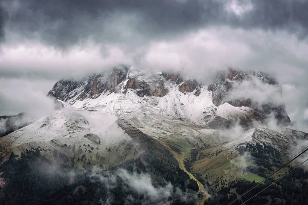 Bulutlu gün Dolomites dağlar — Stok fotoğraf