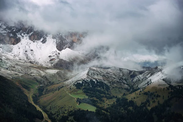 Bulutlu gün Dolomites dağlar — Stok fotoğraf