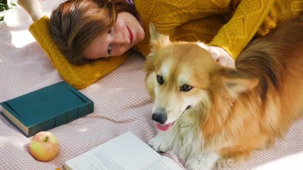 Chica Con Corgi Perro Descansando Parque Leyendo Libro Disfrutando — Vídeo de stock
