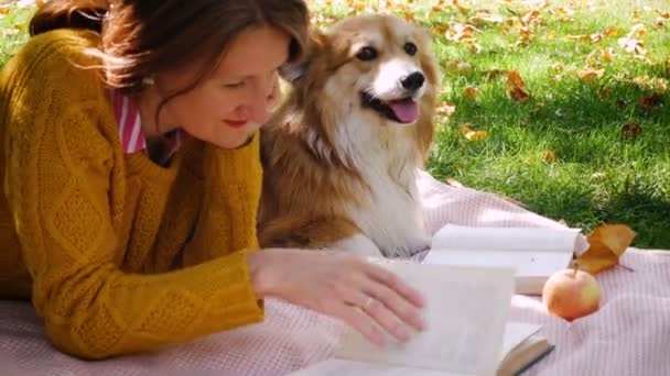 Corgi Köpek Ile Kız Parkta Bir Kitap Okuma Zevk Dinlenme — Stok video