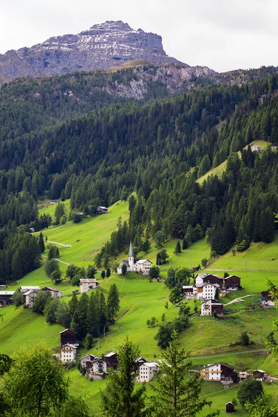 Küçük bir İtalyan köyünün görünümü — Stok fotoğraf