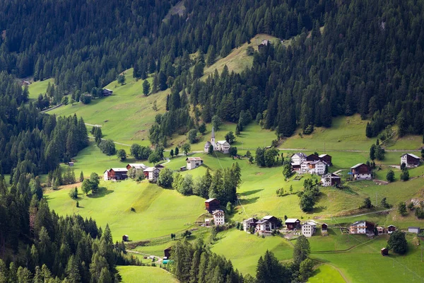 Udsigt over en lille italiensk landsby - Stock-foto