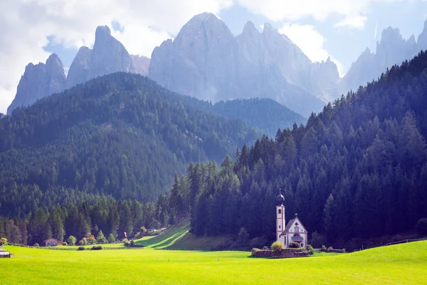 Iglesia de San Juan en los Alpes Dolomitas — Foto de Stock