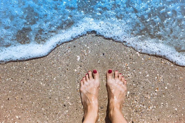 Close-up van been op de zomer-strand — Stockfoto