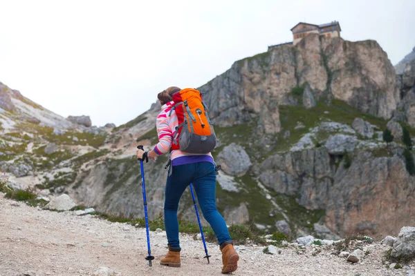 Туристична дівчина в Доломітових Альп — стокове фото