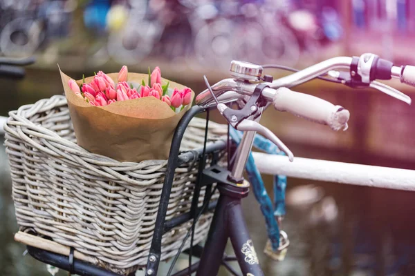Basket with tulips on a bike — 图库照片