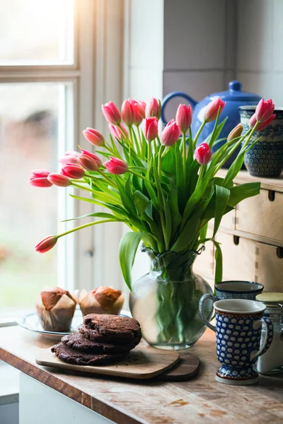 Tulipes roses dans un vase — Photo