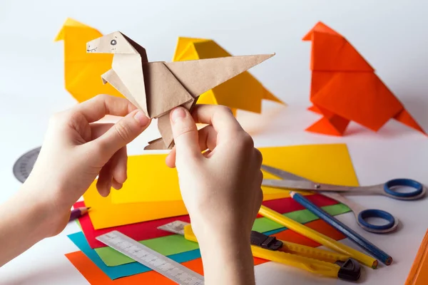 Origami vogel gemaakt van gekleurd papier — Stockfoto