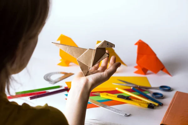 Origami ptak z kolorowego papieru — Zdjęcie stockowe