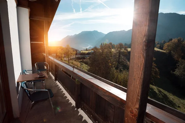Красивый вид на горы с балкона — стоковое фото