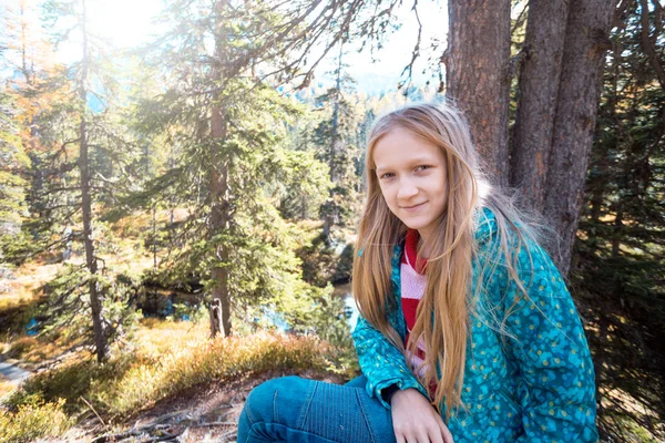 Niña excursionista en un camino —  Fotos de Stock