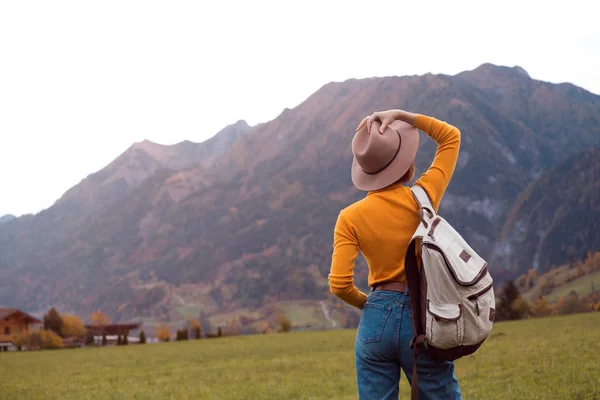 Girl stands on the meadow in the mountain — Stock Photo, Image