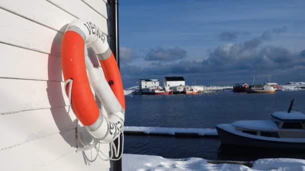 Hermoso Paisaje Invierno Noruego Con Rorbu Multicolor Barcos Pesqueros Amarrados — Vídeos de Stock