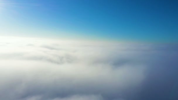 Stralende Zon Heldere Blauwe Lucht Tijdens Het Vliegen Boven Bewolkte — Stockvideo