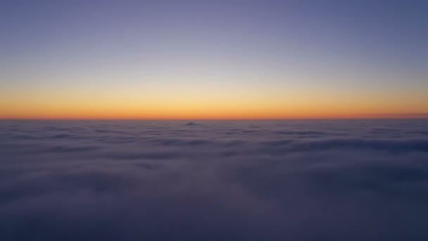 夕日の雲の上を飛んで美しい夜空 — ストック動画