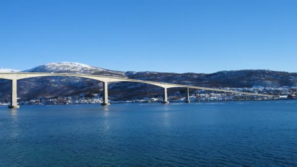 连接挪威大陆和塞尼哈岛的塞尼哈桥冬季景观 — 图库视频影像