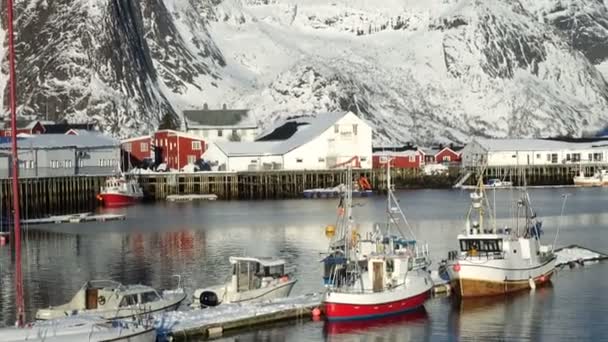 Prachtig Noors Winterlandschap Met Veelkleurige Rorbu Afgemeerde Vissersschepen Aan Baai — Stockvideo