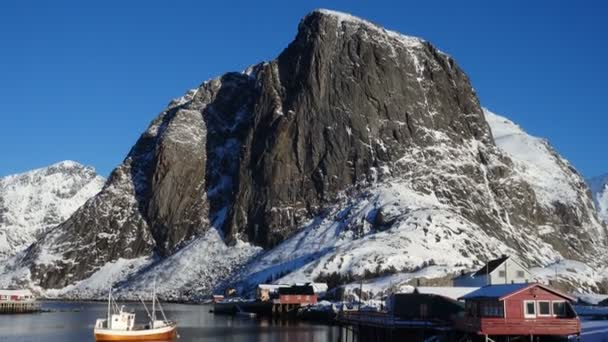 Hermoso Paisaje Invierno Noruego Con Rorbu Multicolor Barcos Pesqueros Amarrados — Vídeos de Stock