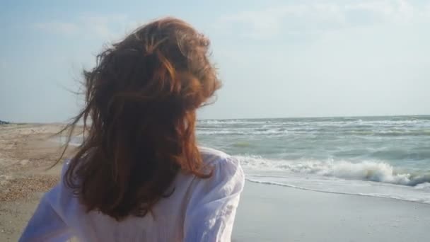 Дівчина Одягнена Джинси Біла Блузка Йде Уздовж Морського Берега Великими — стокове відео