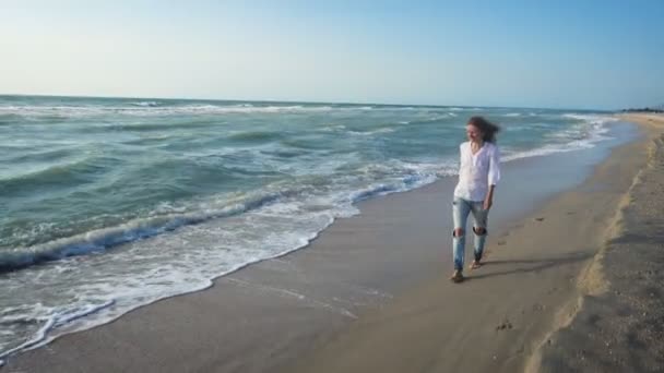 Девушка Одетая Джинсы Белую Блузку Идущую Вдоль Морского Берега Большими — стоковое видео