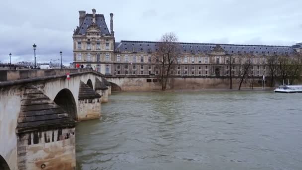 París Francia Marzo Barco Flotando Junto Río Sena Bajo Puente — Vídeo de stock