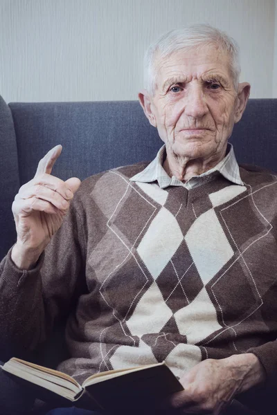 Ritratto di uomo anziano — Foto Stock