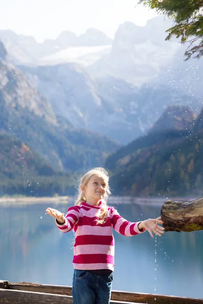 Beau lac de montagne et fille — Photo