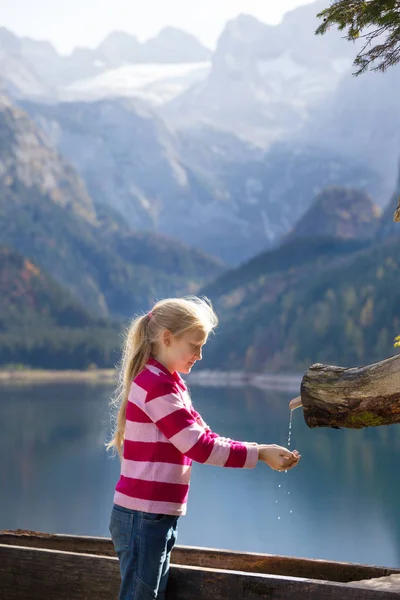 Krásné horské jezero a dívka — Stock fotografie